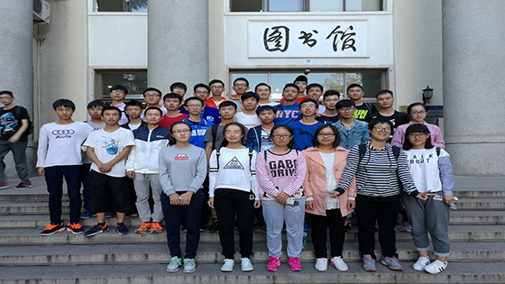 20160919Betway体育西汉姆联新生参观Betway体育西汉姆联图书馆 (2).jpg
