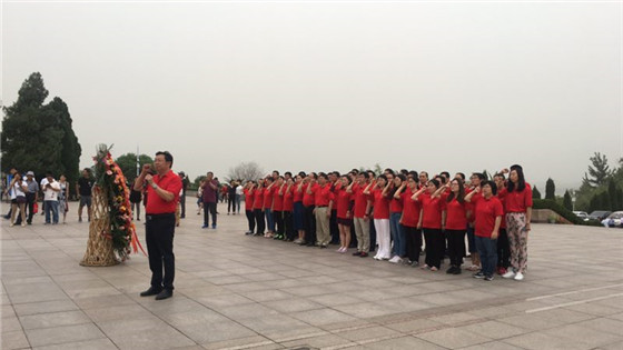2766b812305f38e875fdb55a1ff1e4cd.jpg 西柏坡宣誓_副本.jpg