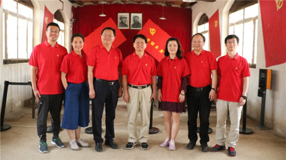 f095384f28d4c6ef3efc002fca6f3a4c.jpg 领导班子合影_副本.jpg