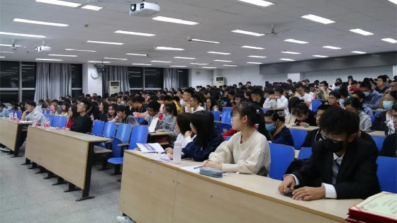 80e2fcd69c1e49ca626d7ab8c2a33d65.jpg 走好大学第一步封面.jpg
