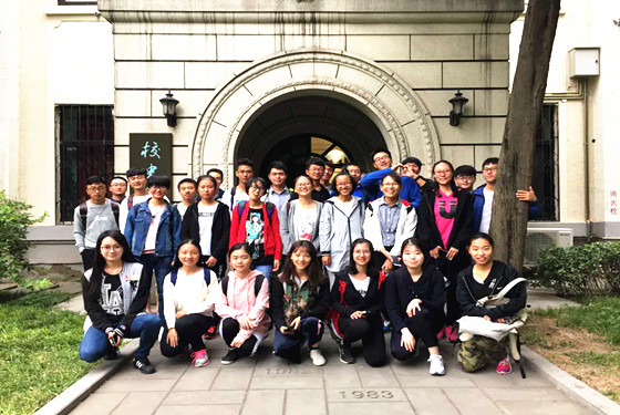 56029e348915898134ba0db968b3a934.jpg 201709279月27日环境1702进行校史馆参观活动 (3)_副本.jpg