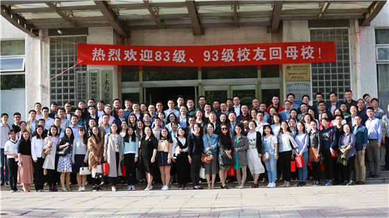 41c2ed7b1546875b06431428a835a1cc.jpg 返校员工合影_副本.jpg