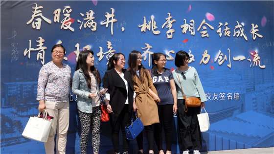 cab244d43db0f3db70e8219d354572a8.jpg 图1-2 员工在签名墙前合影留恋_副本.jpg