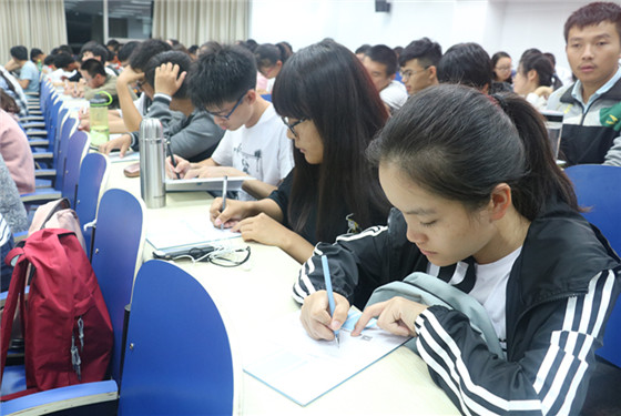 47ed1c8963a870b38b9d56a2d86a811d.jpg 20170927Betway体育西汉姆联2017年走好大学第一步系列活动第一场公开宣讲课圆满举行 (8)_副本.jpg