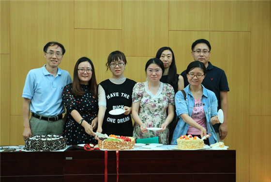 20170921Betway体育西汉姆联举办2017年第三季度教职工生日集体庆祝活动 (4)_副本.jpg
