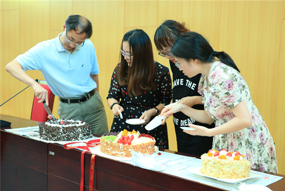 20170921Betway体育西汉姆联举办2017年第三季度教职工生日集体庆祝活动 (18)_副本.jpg