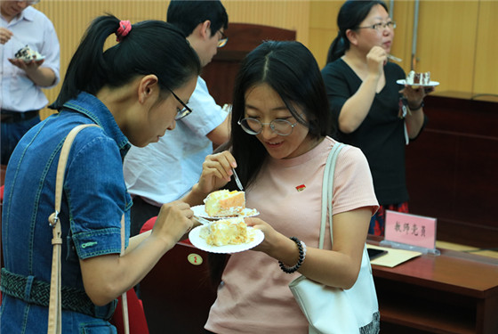 20170921Betway体育西汉姆联举办2017年第三季度教职工生日集体庆祝活动 (8)_副本.jpg