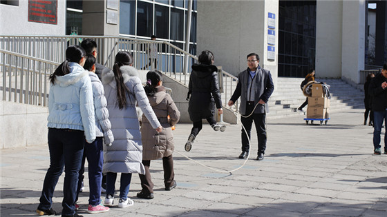 06ab2d1a8de7766ae93cfdae91a195ee.jpg 三八节8字跳绳比赛精彩举行_副本.jpg